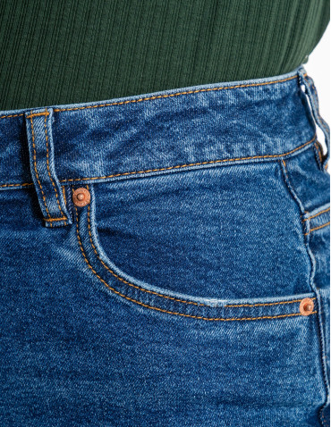 Spodnie - Damskie spodnie jeansowe mom fit NIEBIESKI - produkt 8
