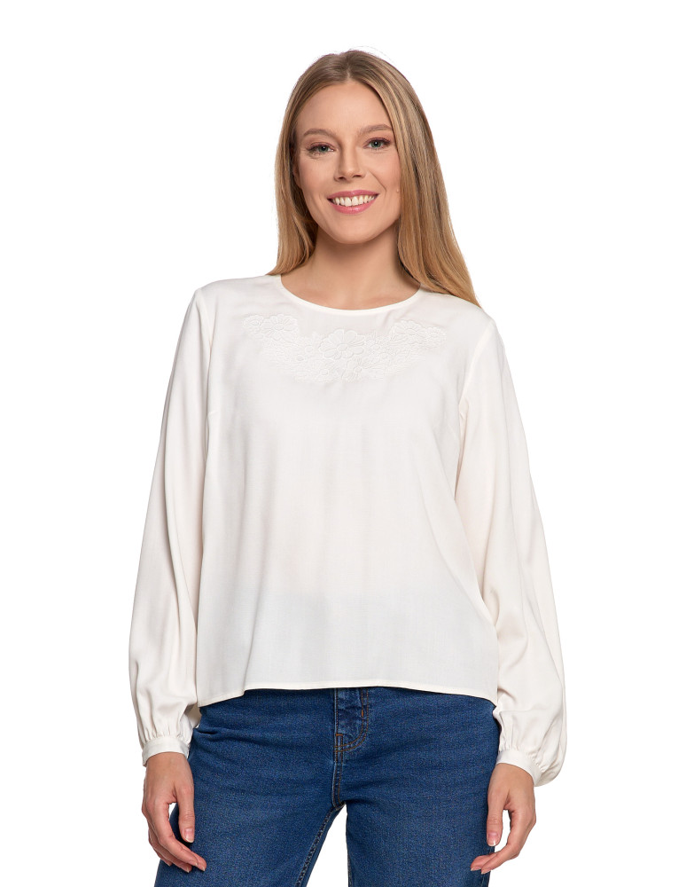 Nowości - Bluzka damska z długim rękawem i subtelnym haftem BIAŁY  - produkt moraj.pl 2