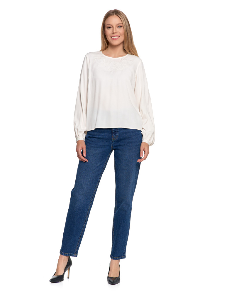 Nowości - Bluzka damska z długim rękawem i subtelnym haftem BIAŁY  - produkt moraj.pl 9