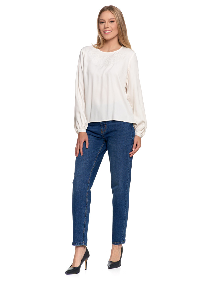 Nowości - Bluzka damska z długim rękawem i subtelnym haftem BIAŁY  - produkt moraj.pl 10