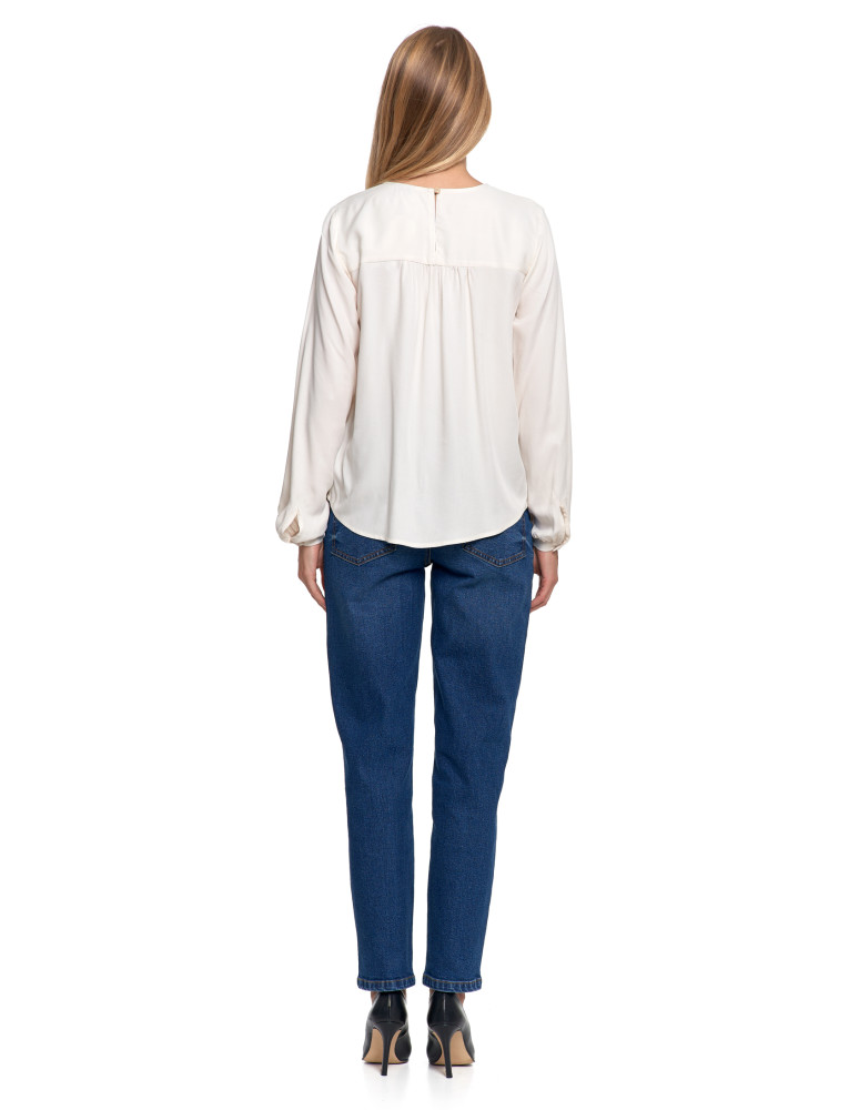 Nowości - Bluzka damska z długim rękawem i subtelnym haftem BIAŁY  - produkt moraj.pl 11