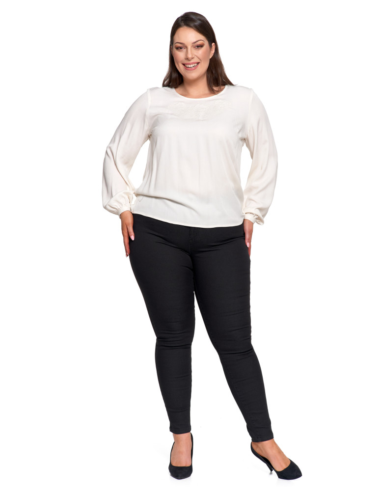 Nowości - Bluzka damska z długim rękawem i subtelnym haftem BIAŁY  - produkt moraj.pl 15