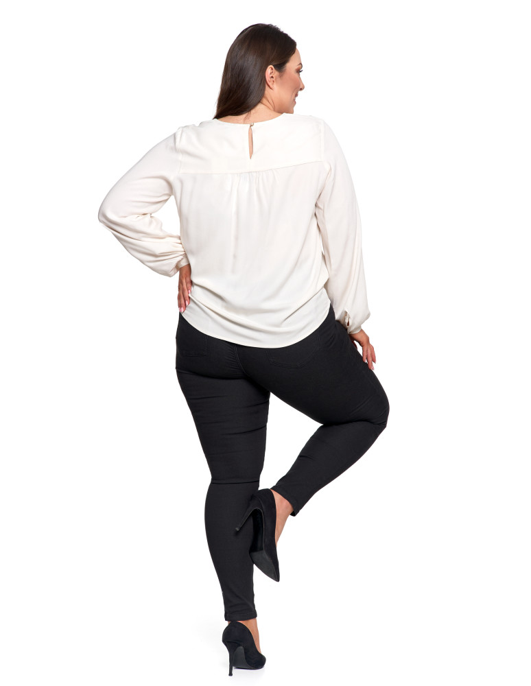 Nowości - Bluzka damska z długim rękawem i subtelnym haftem BIAŁY  - produkt moraj.pl 17