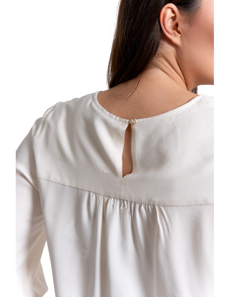 Nowości - Bluzka damska z długim rękawem i subtelnym haftem BIAŁY  - produkt moraj.pl 21