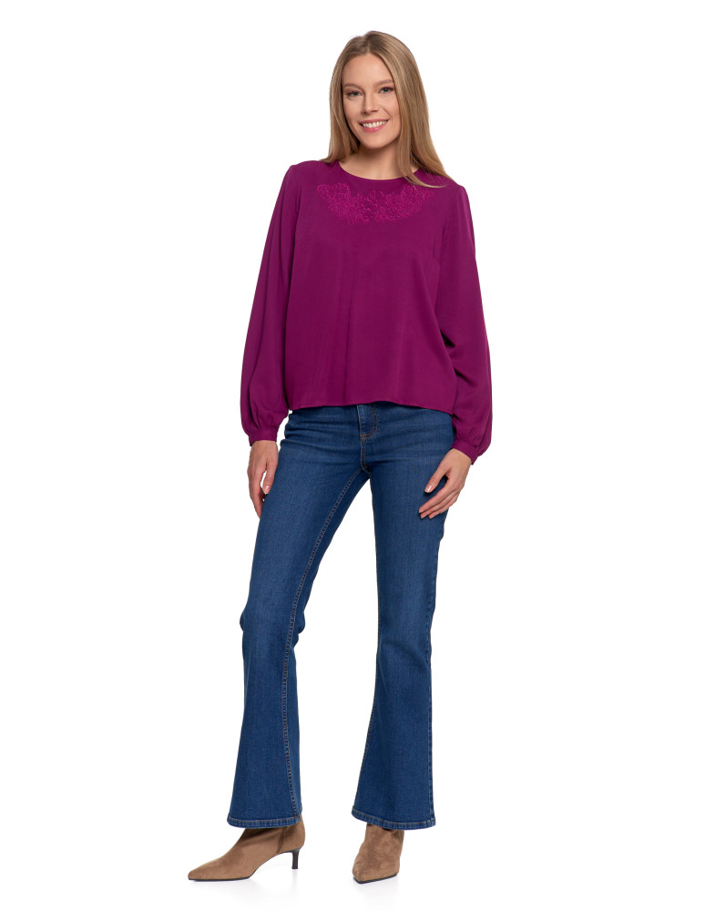 Nowości - Bluzka damska z długim rękawem i subtelnym haftem FIOLETOWY  - produkt moraj.pl 5