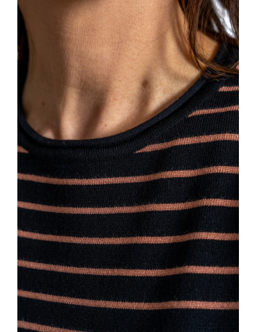 Swetry - Sweter damski z wiskozy w paski i okrągłym dekoltem CZARNY - produkt 3