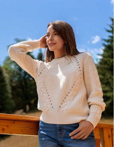 Swetry - Sweter damski z warkoczowym splotem BIAŁY - produkt 11