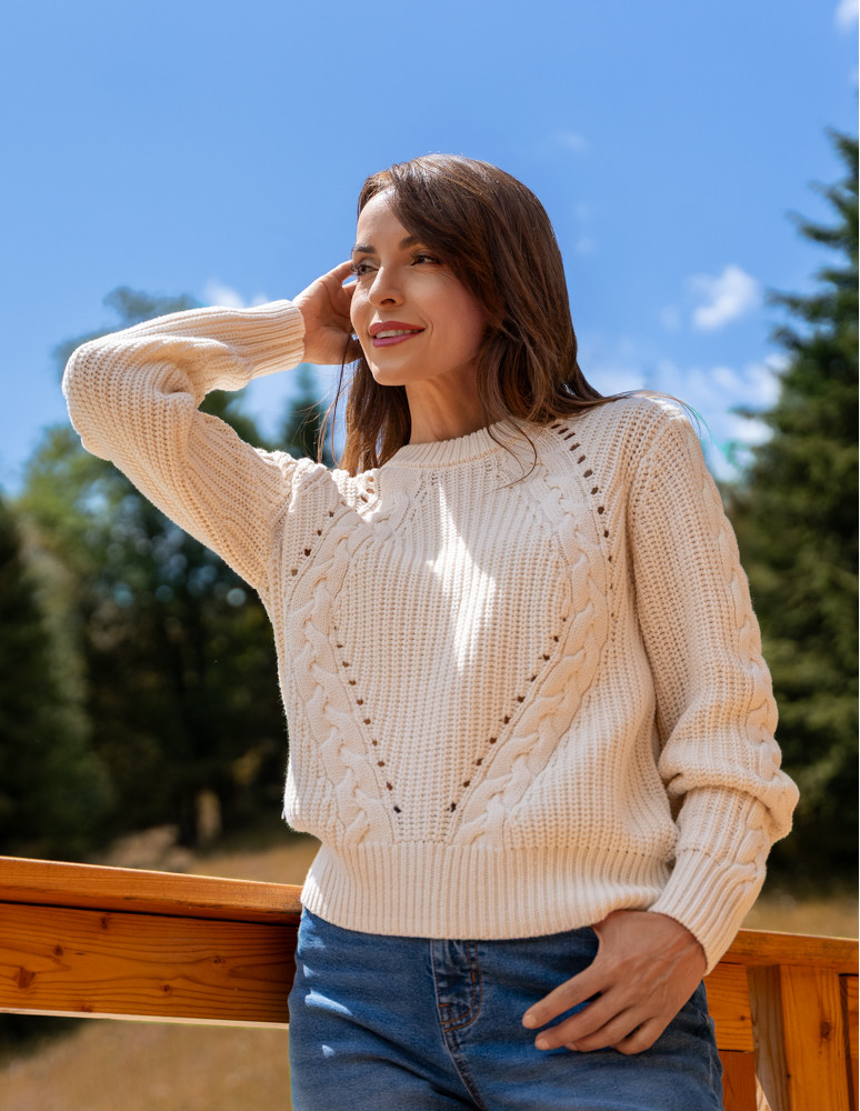Swetry - Sweter damski z warkoczowym splotem BIAŁY - produkt moraj.pl 11