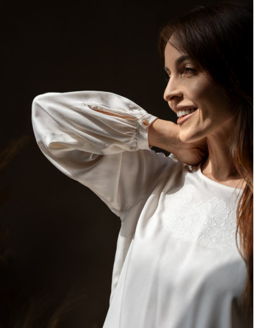 Nowości - Bluzka damska z długim rękawem i subtelnym haftem BIAŁY - produkt 14