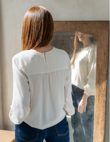 Nowości - Bluzka damska z długim rękawem i subtelnym haftem BIAŁY - produkt 13