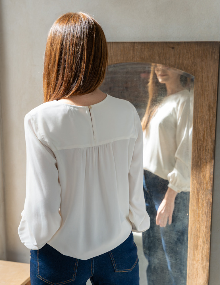 Nowości - Bluzka damska z długim rękawem i subtelnym haftem BIAŁY  - produkt moraj.pl 13