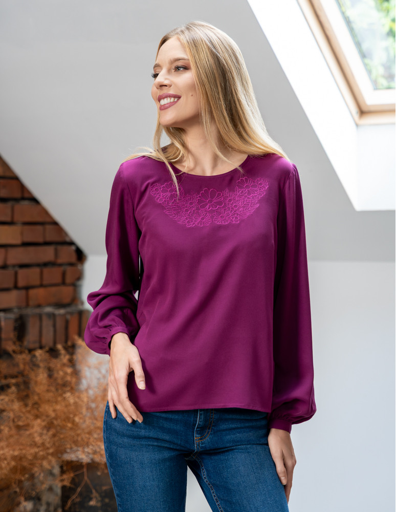 Nowości - Bluzka damska z długim rękawem i subtelnym haftem FIOLETOWY  - produkt moraj.pl 20