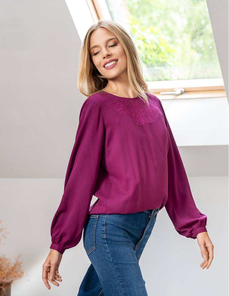 Nowości - Bluzka damska z długim rękawem i subtelnym haftem FIOLETOWY  - produkt moraj.pl 21