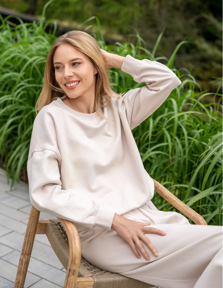 Bluzy - Bluza dresowa damska ocieplana luźna z haftowanymi rękawami KREMOWY - produkt moraj.pl 1