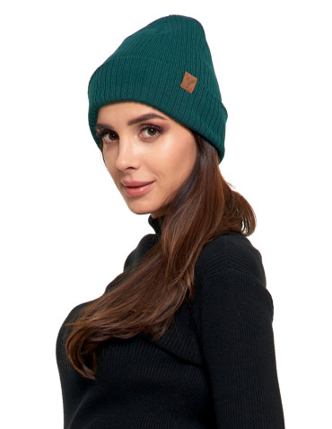 Czapki - Czapka damska typu beanie w prążek gładka ZIELONY - produkt 2