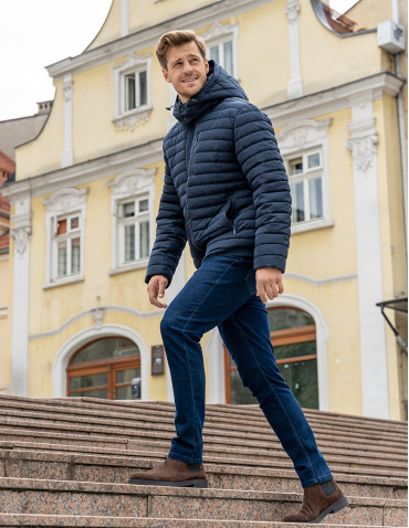 Odzież wierzchnia - Męska kurtka pikowana z odpinanym kapturem GRANATOWY - produkt 19