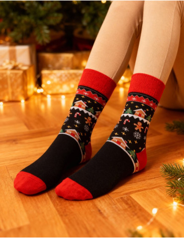 Skarpetki w świąteczne wzory pierników w ozdobnej puszce
