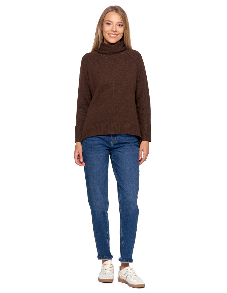 Swetry - Sweter damski z golfem i wydłużonym tyłem BRĄZOWY - produkt moraj.pl 9