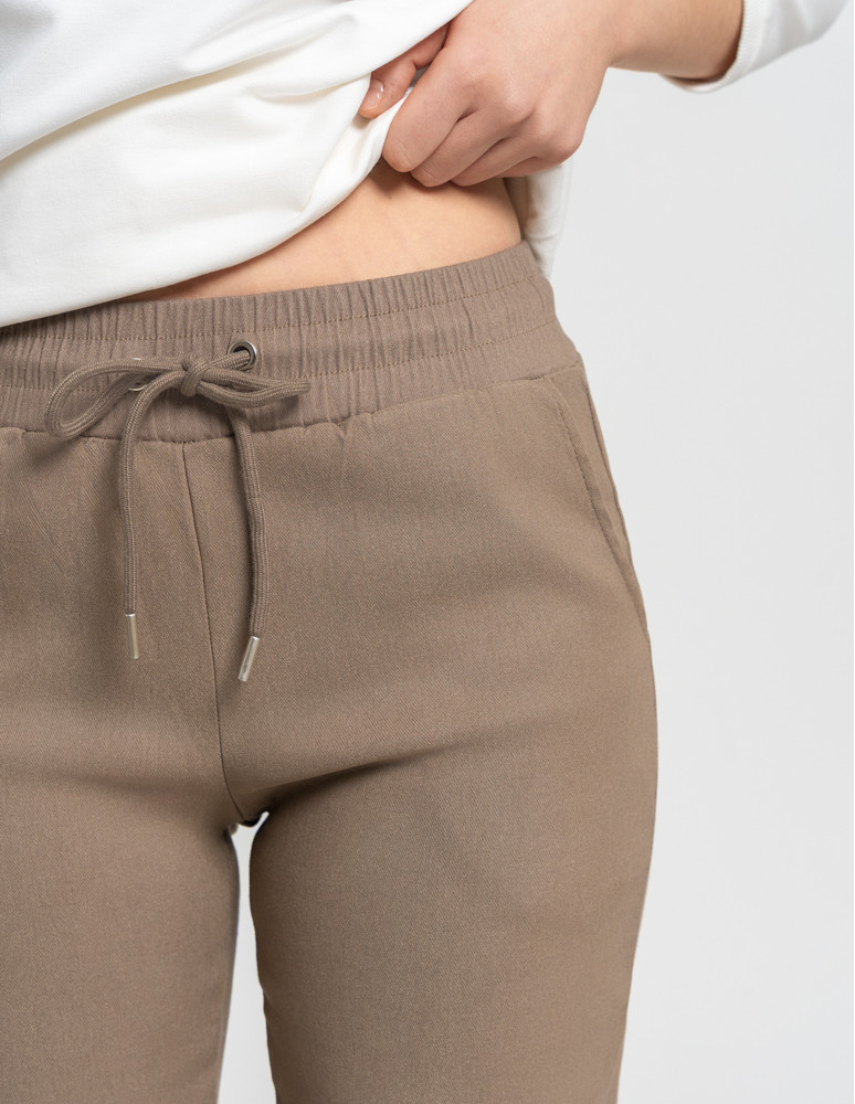 Spodnie - Damskie spodnie z prostą nogawką z wiskozy CIEMNY BEŻOWY - produkt moraj.pl 3
