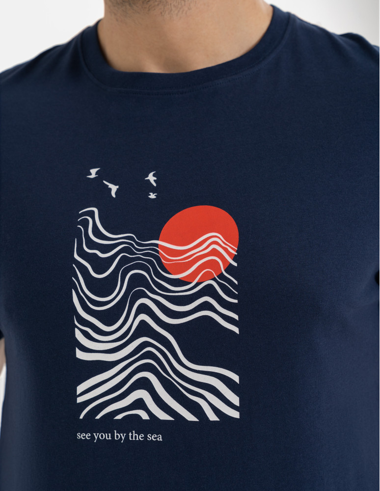 Koszulki z krótkim rękawem - T-shirt męski bawełniany z nadmorskim motywem GRANATOWY  - produkt moraj.pl 2