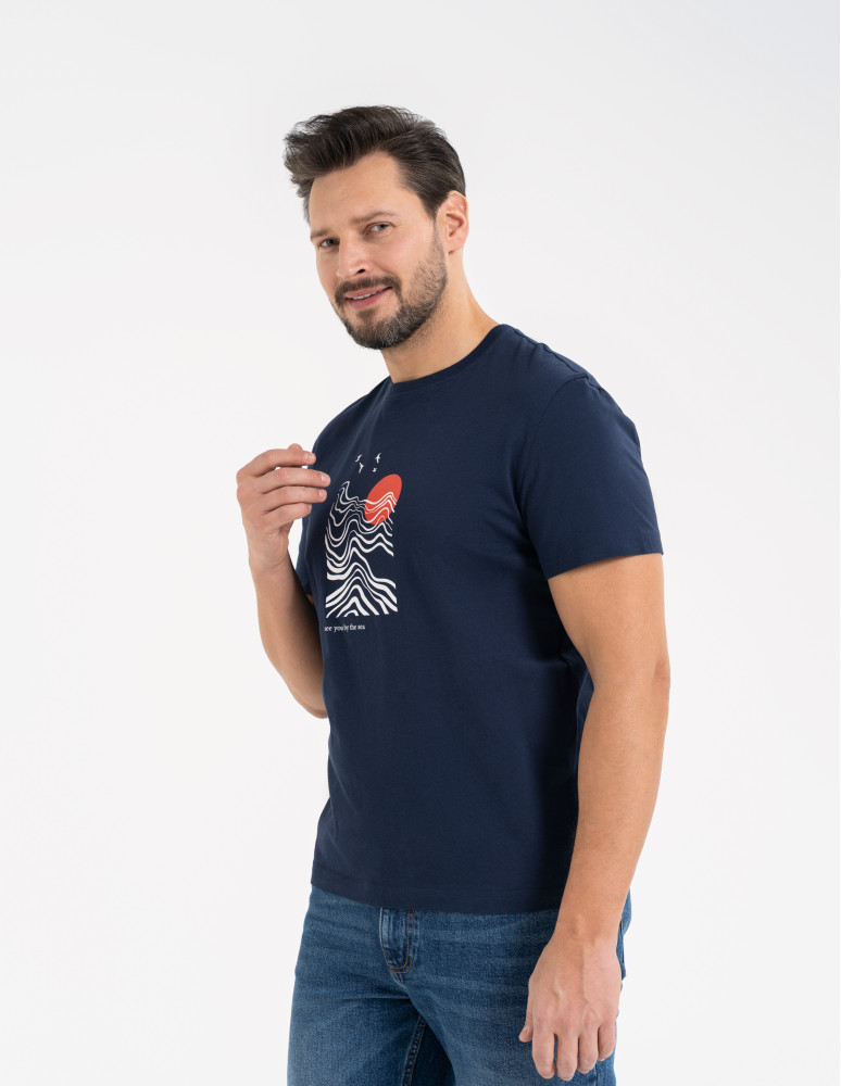 Koszulki z krótkim rękawem - T-shirt męski bawełniany z nadmorskim motywem GRANATOWY  - produkt moraj.pl 4