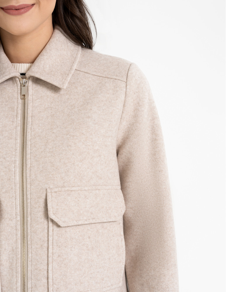 Kurtki i kamizelki - Kurtka damska bomberka z kołnierzem i kieszeniami z przodu BEŻOWY MELANŻ - produkt moraj.pl 2