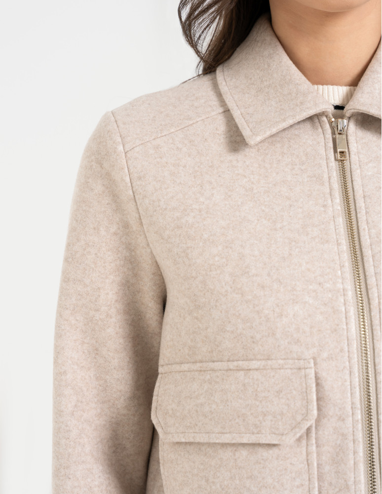 Kurtki i kamizelki - Kurtka damska bomberka z kołnierzem i kieszeniami z przodu BEŻOWY MELANŻ - produkt moraj.pl 4