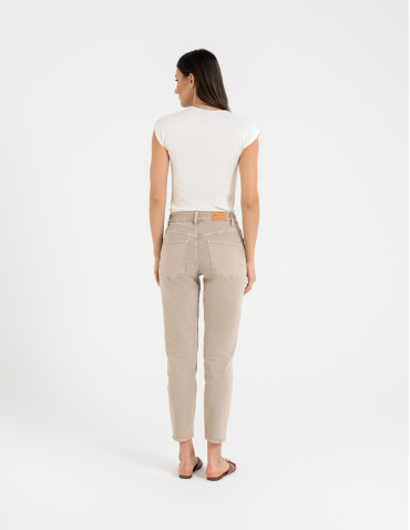 Spodnie damskie - Damskie spodnie jeansowe mom fit JASNY BEŻOWY - produkt 4