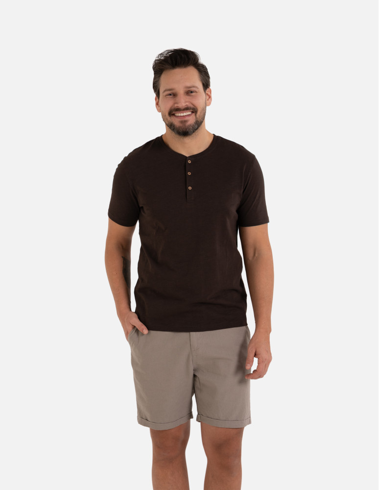 Koszulki z krótkim rękawem - Koszulka męska bawełniana typu henley z krótkim rękawem BRĄZOWY - produkt moraj.pl 1