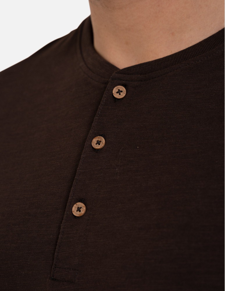 Koszulki z krótkim rękawem - Koszulka męska bawełniana typu henley z krótkim rękawem BRĄZOWY  - produkt moraj.pl 2