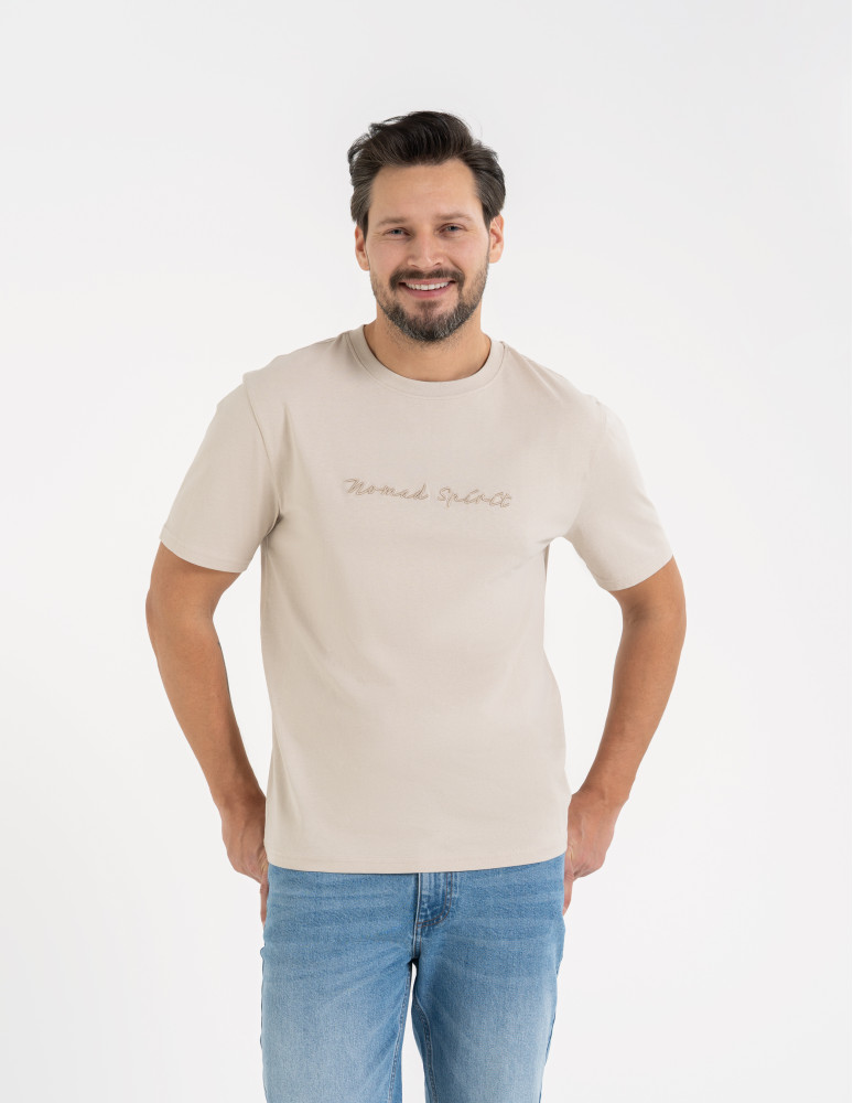 Koszulki z krótkim rękawem - T-shirt męski bawełniany z haftowanym napisem o klasycznym kroju BEŻOWY - produkt moraj.pl 1