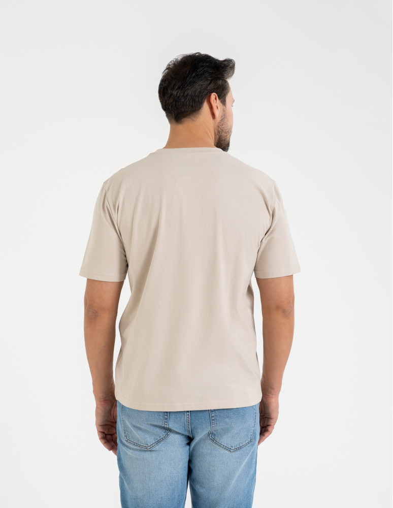 Koszulki z krótkim rękawem - T-shirt męski bawełniany z haftowanym napisem o klasycznym kroju BEŻOWY  - produkt moraj.pl 4