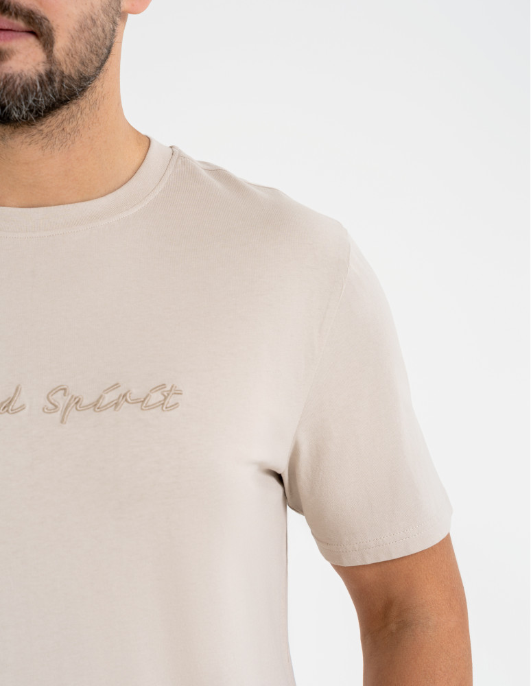 Koszulki z krótkim rękawem - T-shirt męski bawełniany z haftowanym napisem o klasycznym kroju BEŻOWY  - produkt moraj.pl 3