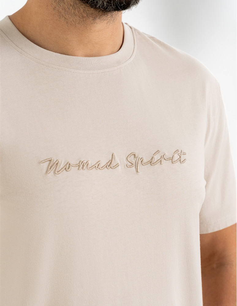 Koszulki z krótkim rękawem - T-shirt męski bawełniany z haftowanym napisem o klasycznym kroju BEŻOWY  - produkt moraj.pl 2