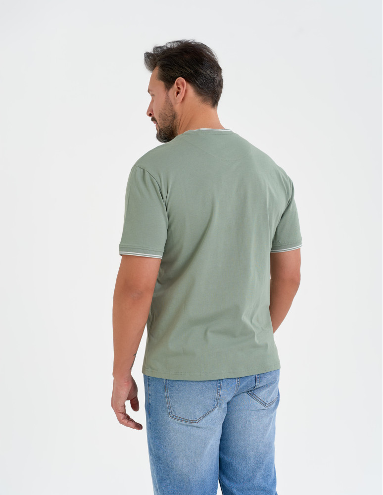 Koszulki z krótkim rękawem - Męska koszulka z krótkim rękawem z dekoltem V ZIELONY  - produkt moraj.pl 4