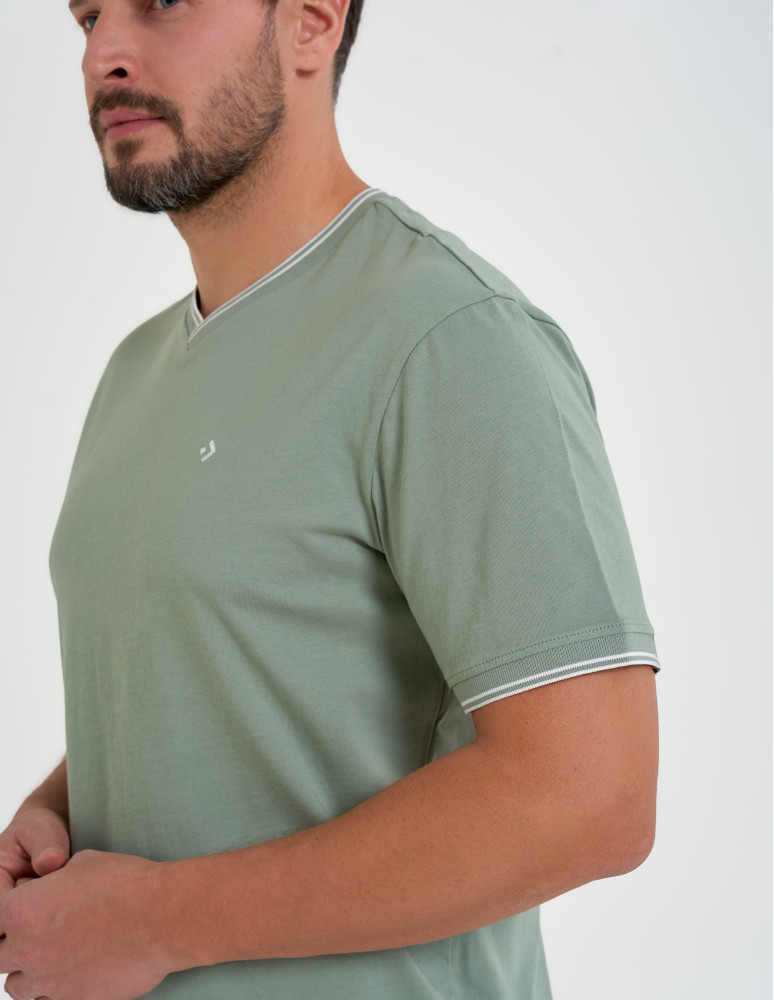 Koszulki z krótkim rękawem - Męska koszulka z krótkim rękawem z dekoltem V ZIELONY  - produkt moraj.pl 3