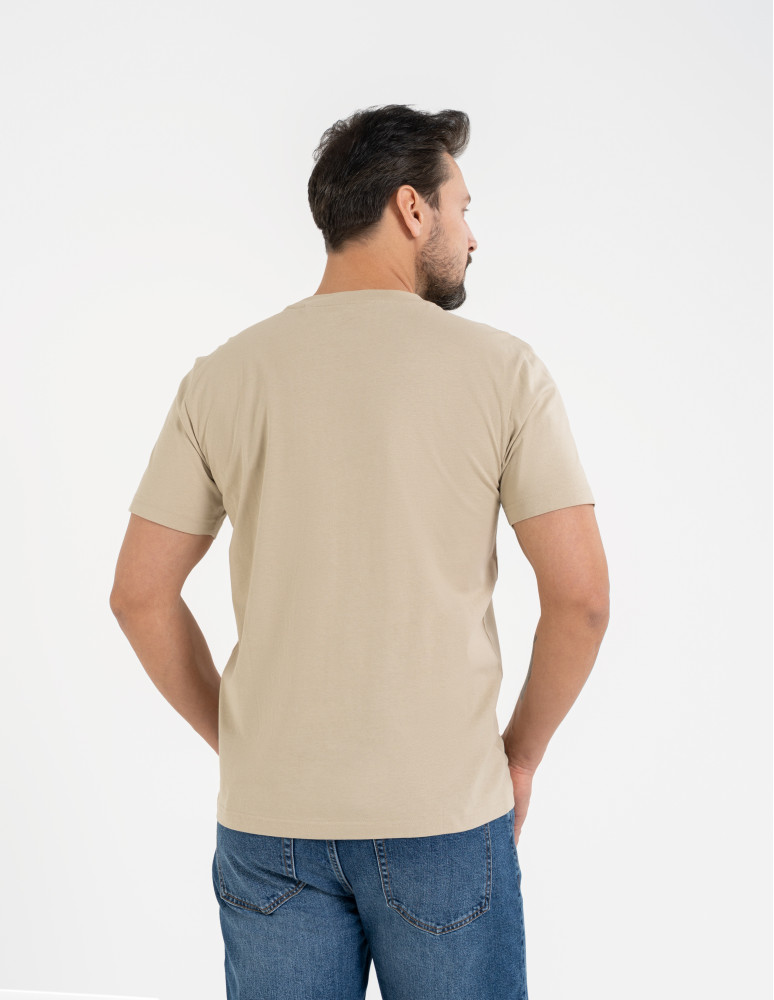 Koszulki z krótkim rękawem - T-shirt męski bawełniany regularny krój z gumową naszywką BEŻOWY  - produkt moraj.pl 3