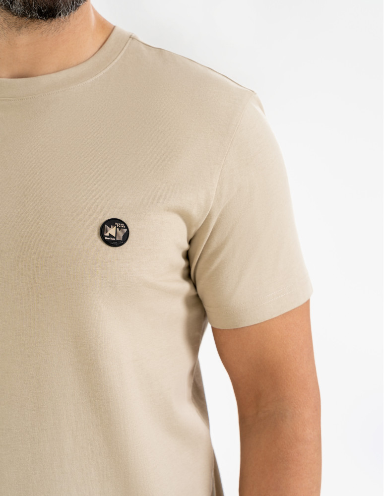 Koszulki z krótkim rękawem - T-shirt męski bawełniany regularny krój z gumową naszywką BEŻOWY  - produkt moraj.pl 2