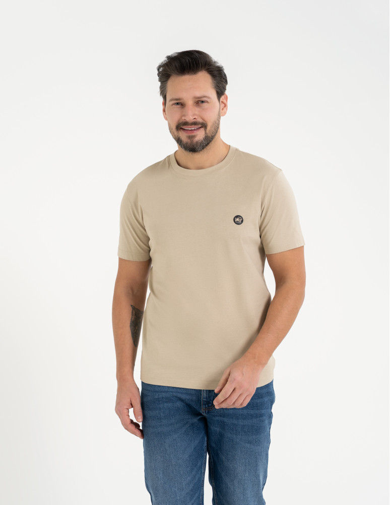 Koszulki z krótkim rękawem - T-shirt męski bawełniany regularny krój z gumową naszywką BEŻOWY - produkt moraj.pl 1