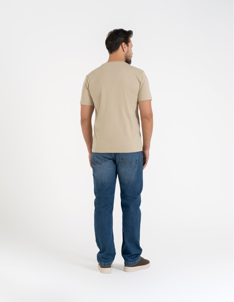 Koszulki z krótkim rękawem - T-shirt męski bawełniany regularny krój z gumową naszywką BEŻOWY  - produkt moraj.pl 5