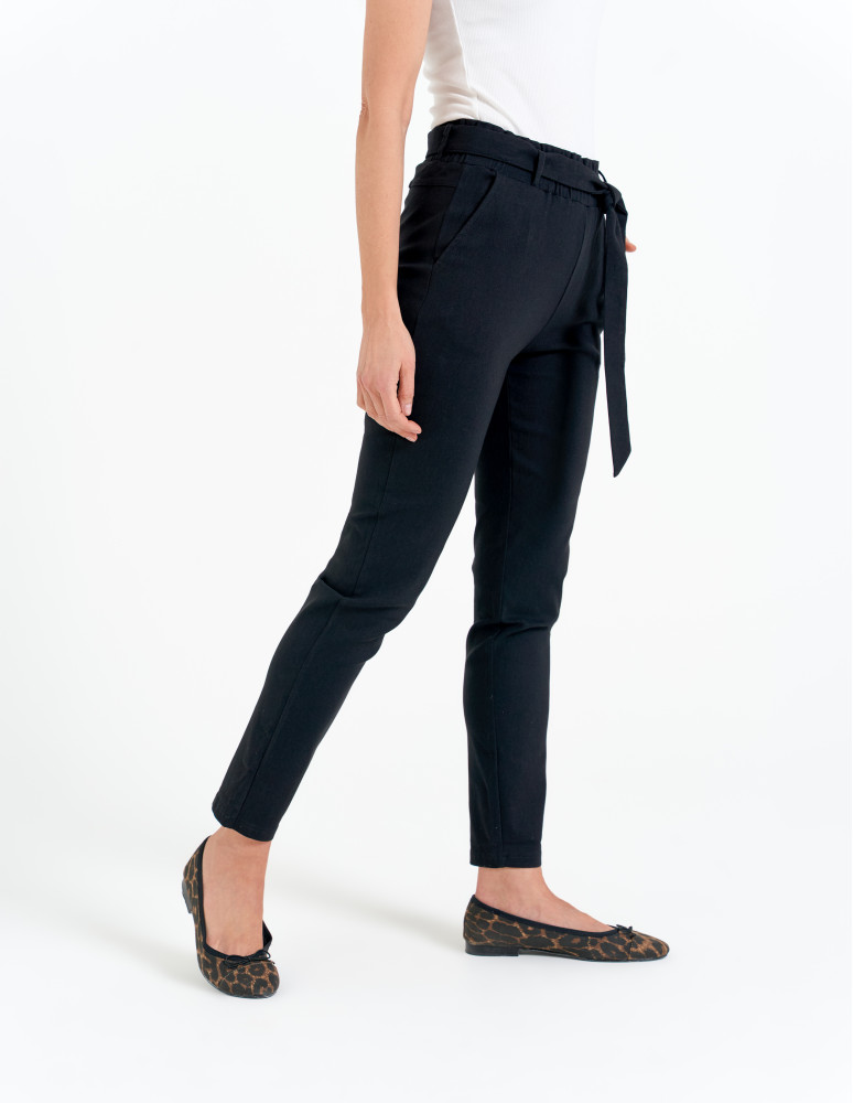 Spodnie materiałowe - Spodnie damskie dopasowane z podwyższoną talią i wiązaniem CZARNY  - produkt moraj.pl 4