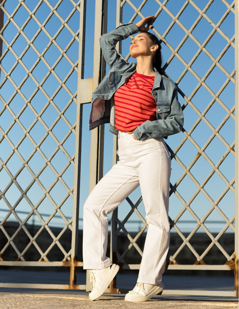 Spodnie damskie - Damskie jeansy z wysokim stanem i prostą nogawką BIAŁY  - produkt moraj.pl 7