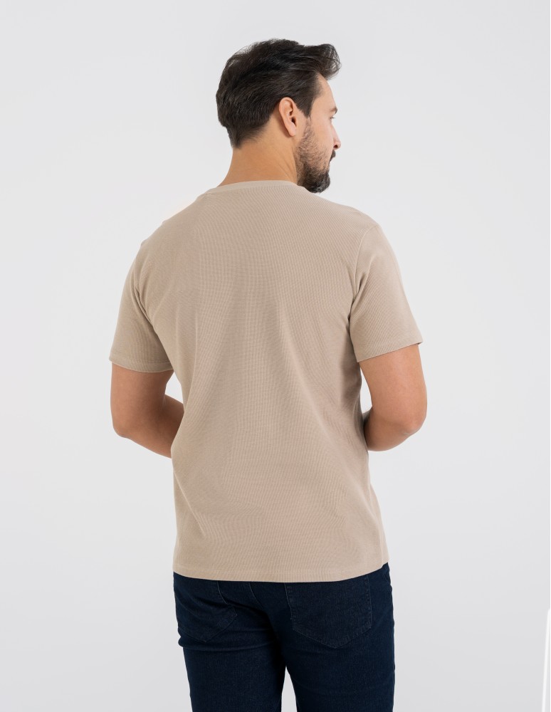 Nowości - T-shirt męski bawełniany o regularnym kroju z nadrukiem BEIGE  - produkt moraj.pl 4