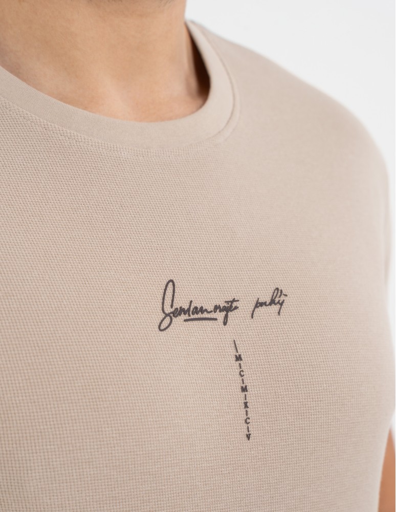 Nowości - T-shirt męski bawełniany o regularnym kroju z nadrukiem BEIGE  - produkt moraj.pl 2