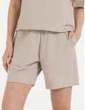 Krótkie spodenki damskie o luźnym kroju z wysokim stanem