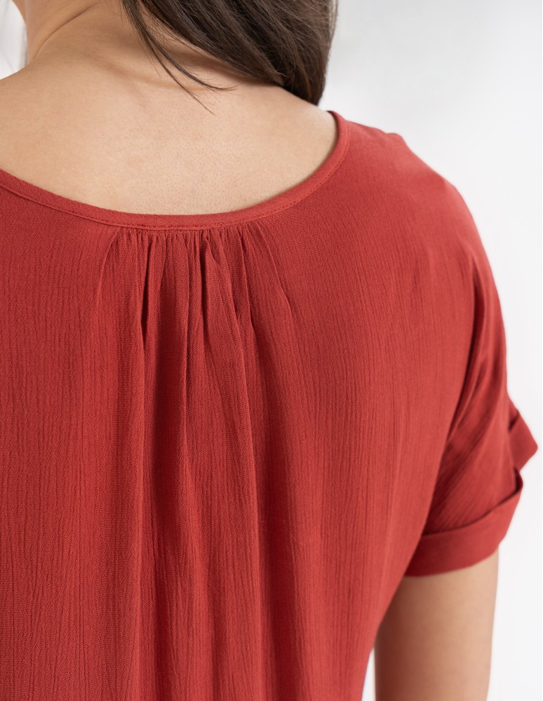 Bluzki i koszule - Bluzka damska z wiskozy z guzikami przy dekolcie CZERWONY  - produkt moraj.pl 8