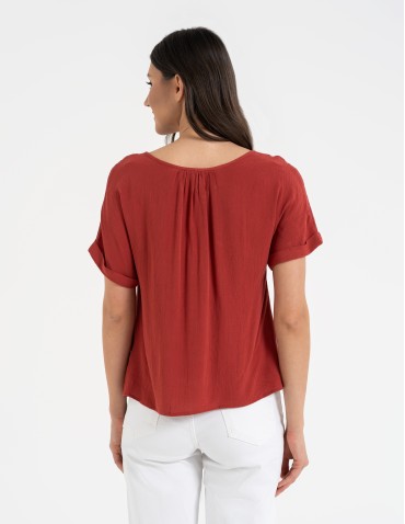 Bluzki i koszule - Bluzka damska z wiskozy z guzikami przy dekolcie CZERWONY - produkt 5