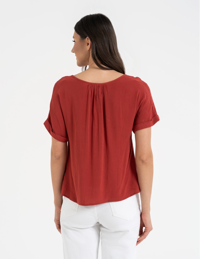 Bluzki i koszule - Bluzka damska z wiskozy z guzikami przy dekolcie CZERWONY  - produkt moraj.pl 5