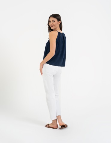 Bluzki bez rękawów - Bluzka damska na ramiączkach z haftem GRANATOWY - produkt 14