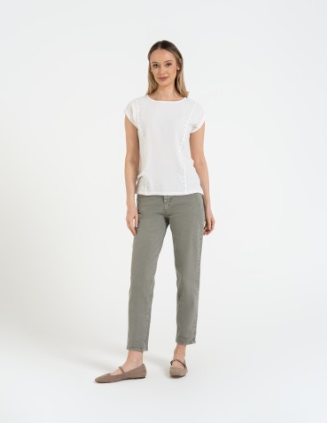 Bluzki i koszule - Elegancka bluzka damska z dekoracyjnymi dżetami BIAŁY - produkt 3